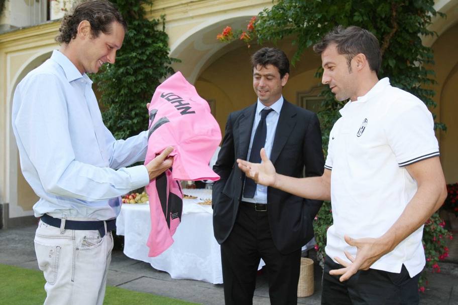 Del Piero regala a John Elkann la maglia rosa della Juventus (LaPresse)